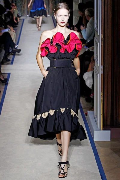 Look 16